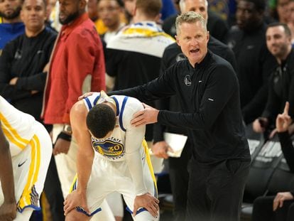 El entrenador de los Golden State Warriors, Steve Kerr, trata de consolar a Stephen Curry, después de que el jugador pidiese un tiempo muerto al que no tenía derecho.