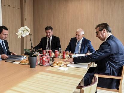 Desde la izquierda, el primer ministro de Kosovo, Albin Kurti, el representante especial de la UE en el diálogo entre Belgrado y Pristina, Miroslav Lajcak, el alto representante para la Política Exterior de la UE, Josep Borrell, y el presidente de Serbia, Aleksandar Vucic.