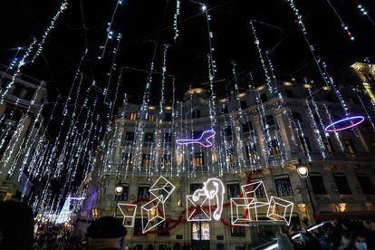 Las luces de Navidad en la plaza de Canalejas de Madrid desde el autobús Naviluz.