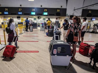 Interior del aeropuerto de San Pablo en Sevilla.