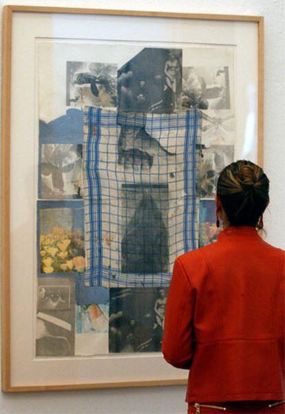 Una joven ante la obra <i>Cama</i> de Robert Rauschemberg, una de las 140 obras de entre 1912 y los años 80, de 42 artistas europeos y americanos que recoge la exposición.