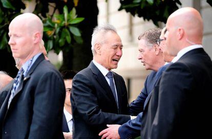 El vice primer ministro chino Liu He saluda al secretario de Estado del Tesoro Steven Mnuchin y el representante de comercio Robert Lighthizer