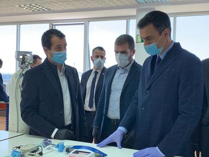 De izquierda a derecha, Ángel Escribano, consejero delegado de Escribano; Javier Escribano, presidente de la compañía; y Pedro Sánchez, presidente del Gobierno, durante la visita este viernes a la sede de Hersill en Móstoles (Madrid)