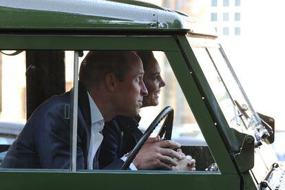 Al volante de un Land Rover, el principe Guillermo y Kate Middleton han asistido a un pase especial de la nueva película de Disney 'Cruella'. Un autocine improvisado en el palacio de Holyroodhouse (Edimburgo), residencia oficial de la reina Isabel, con motivo de un homenaje a los sanitarios por su labor durante la pandemia.