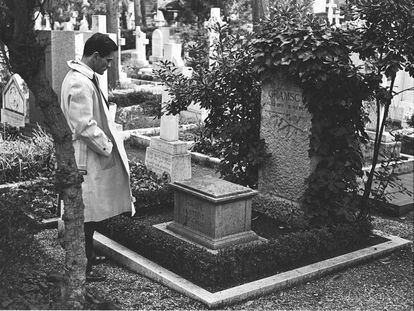 Pier Paolo Pasolini, frente a la tumba de Antonio Gramsci, en 1970.