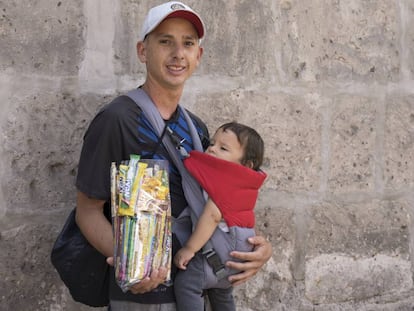 Vendedor ambulante venezolano en Lima (Perú).