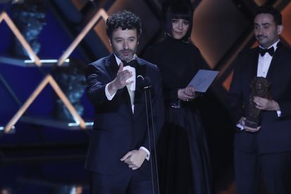 Rodrigo Sorogoyen recibe el Goya a mejor dirección por su película 'As Bestas'.
