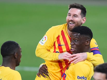 Messi y Dembélé festejan el gol de Ilaix.