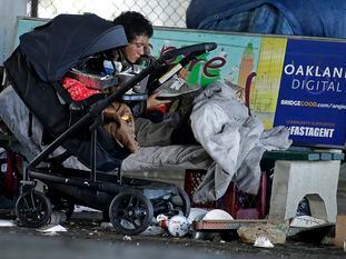 Una persona sin hogar, este martes en Oakland, California.