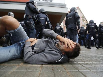 Càrregues policials a l'escola Mediterrània de la Barceloneta.