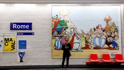Cartel conmemorativo del 60 aniversario de Astérix y Obélix, en el metro de Roma.