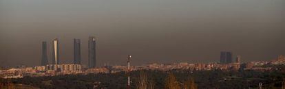 Vista de la contaminación con las Cuatro Torres al fondo, desde la A-6.