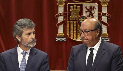 GRA166. MADRID, 09/10/2017.- El presidente del Tribunal Supremo (TS) y del Consejo General del Poder Judicial (CGPJ), Carlos Lesmes (i), junto al director general de la Polic&iacute;a, Germ&aacute;n L&oacute;pez Iglesias (d), durante el acto de conmemoraci&oacute;n del D&iacute;a de la Polic&iacute;a celebrado en la sede del Consejo. Carlos Lesmes, ha expresado su &quot;tajante condena&quot; a los actos de &quot;hostigamiento&quot; a polic&iacute;as y guardias civiles que &quot;se est&aacute;n produciendo en Catalu&ntilde;a&quot; y que le causan &quot;indignaci&oacute;n, repulsa&quot; y &quot;tristeza&quot;. EFE/Ballesteros