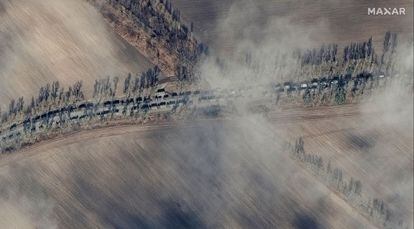 Este convoy de blindados ruso tuvo problemas de logística durante su lento avance en dirección a Kiev durante la última semana de febrero.