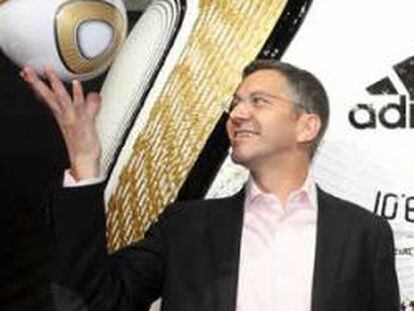 El presidente del fabricante alemán de artículos deportivos Adidas, Herbert Hainer, y el presidente honorario del Bayern Múnich, Franz Beckenbauer, presentaron hoy el balón oficial de la Copa Mundial de la FIFA Sudáfrica 2010