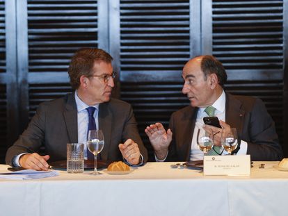 El presidente del PP, Alberto Núñez Feijóo (a la izquierda), conversa con el presidente de Iberdrola, Ignacio Sánchez-Galán, durante una comida con empresarios vascos en el Club Marítimo de Getxo (Bizkaia), este jueves.