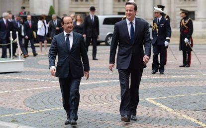 Hollande y Cameron, en la zona de Downing Street, Londres.