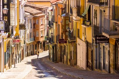Vista de la empinada calle Balborraz, en la ciudad de Zamora. 
