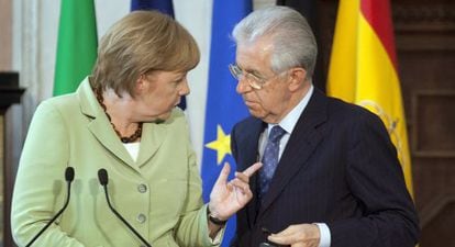 Merkel charla con Monti durante la rueda de prensa posterior a la cumbre de Roma.