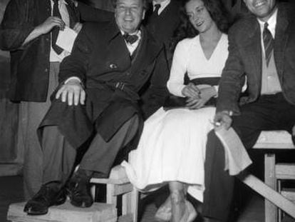 Camus (derecha), con Casares, el pintor Balthus (de pie) y el compositor Arthur Honegger, tras un pase de &#039;El estado de sitio&#039;, una de las obras teatrales del escritor, en el Marigny de Par&iacute;s, en 1948.