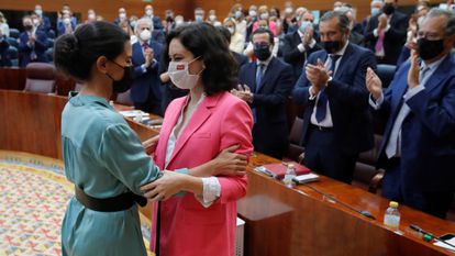 Rocío Monasterio (izquierda) felicita a Isabel Díaz Ayuso tras ser investida presidenta de la Comunidad de Madrid.