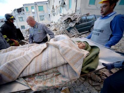 Equipes de resgate transportam um homem ferido em Amatrice.