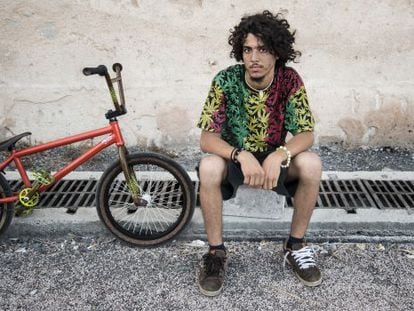 Un joven fotografiado en Rabat con la camiseta que internacionalizó Marley.