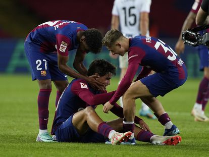 Marc Guiu celebra su gol junto a los canteranos Lamine Yamal y Fermin López.