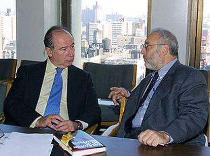 Rodrigo Rato (a la izquierda) conversa con Joseph Stiglitz el pasado martes en Nueva York.