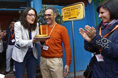Mònica Oltra recibe una tarta por su cumpleaños al salir de votar.