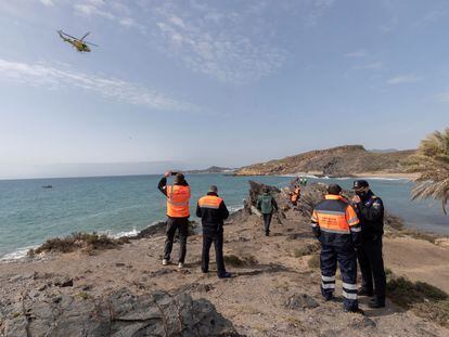 Búsqueda de los desparecidos del naufragio de una patera a 300 metros de la costa de Mazarrón.
