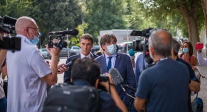 El expresidente de la Generalitat Carles Puigdemont atiende a los medios en Cerdeña (Italia).