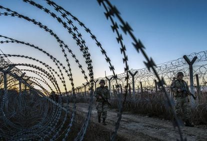 Un grupo de militares patrulla ayer junto a la valla fronteriza con Grecia en la poblaci&oacute;n macedonia de Gevgelija. 