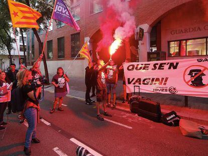 Un peque&ntilde;o grupo de militantes de les Assemblees de Joves per la Unitat Popular protesta contra la Guardia Civil.