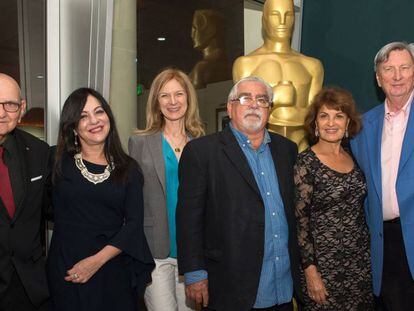 De izquierda a derecha, el director de fotografía Mario García Joya, la actriz Ivonne López Arenal, la directora ejecutiva de la Academia de Cine, Dawn Hudson, el director de la Cinemateca de Cuba, Luciano Castillo, la actriz Mirtha Ibarra, y el presidente de la Academia, John Bailey, el viernes en la sede del Archivo de la Academia de Cine en Los Ángeles.