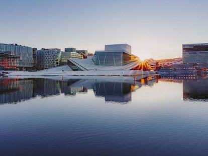 La Ópera de Oslo, del estudio noruego Snohetta, y el futuro Museo Munch (a la derecha), en el fiordo de Oslo.