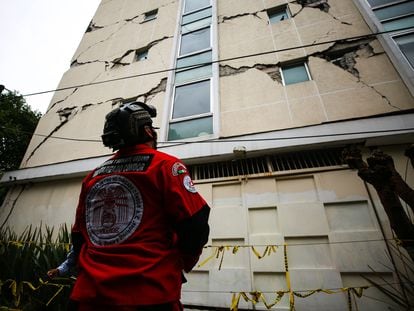 Un rescatista observa un edificio dañado tras el sismo del 19 de septiembre de 2017, en Ciudad de México.