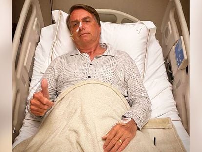 El presidente de Brasil, Jair Bolsonaro, posa en el hospital, tras ser ingresado por dolores abdominales, para una foto que ha tuiteado este lunes.