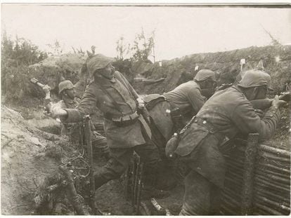Lanzamiento de granada desde la trinchera, 1915.
