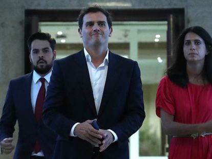 El líder de Ciudadanos, Albert Rivera, este lunes a su llegada al Congreso de los Diputados para reunirse con Pablo Casado.