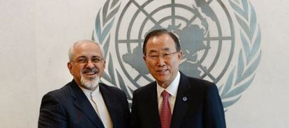 Javad Zarif, ministro iran&iacute; de Exteriores (izquierda), durante su encuentro con Ban Ki-Moon, secretario general de la ONU.