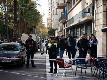 La policía acordona la zona donde fue hallado el cadáver, el martes en Barcelona.