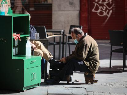 Un limpiador de botas en Madrid.