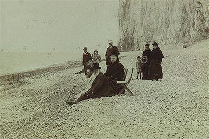 Julio Verne y su mujer Honorine de Fraysse de Viane (a su espalda), en una playa de Nantes con unos amigos.