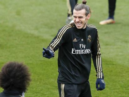 Gareth Bale ríe en el entrenamiento de este viernes en Valdebebas. En vídeo, declaraciones de Zidane sobre Bale.
