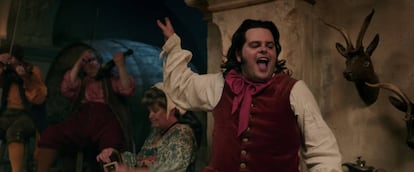 LeFou (Josh Gad), el personaje supuestamente gay de 'La Bella y la Bestia' (2017) que causó controversia en algunos países donde pertenecer a la comunidad LGTBI no está aceptado.