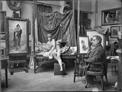 El pintor Garc&iacute;a Menc&iacute;a, en su estudio con una modelo.