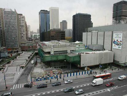 Aspecto que presentaba ayer la zona del complejo Azca donde se alzaba el edificio Windsor.