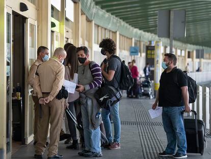 Guardias de seguridad controlan la entrada en el aeropuerto de Barajas, en Madrid, tras el estado de alarma, en octubre de 2020.