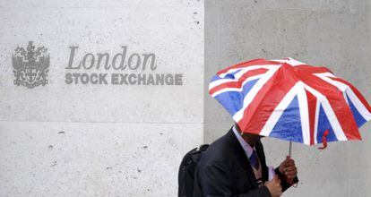 Un trabajador junto a la Bolsa, en la City de Londres.